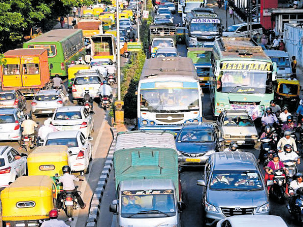 Vehicles are stuck on Palace Road as a result of the JD(S) meet at Palace Grounds on Thursday. DH photo
