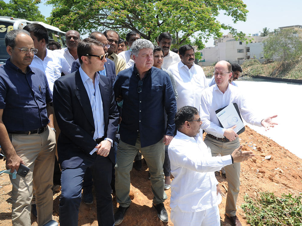 Xan Morgan, director (business development), Bluewater Bio, UK, (2nd left), Richard Haddon, executive chairman (3nd from left), Jeremy Biddle, executive director (extreme right), and KSSIDC Chairman, C M Dhananjaya (foreground), at the Bellandur lake in Bengaluru on Friday. DH Photo