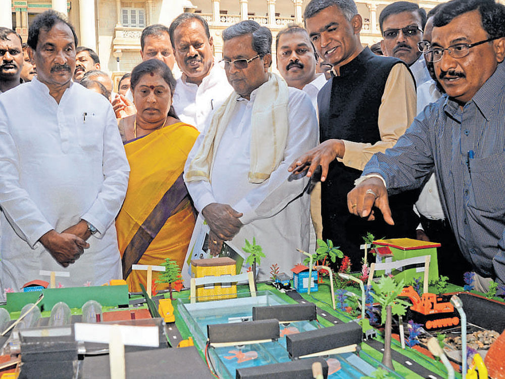 (From left) Bengaluru Development Minister K J George, Mayor G Padmavathi, Chief Minister Siddaramaiah, Agriculture Minister Krishna Byre Gowda look at the model of a compost plant during the inauguration of 'compost santhe' at the Vidhana Soudha on Monday. DH PHOTO