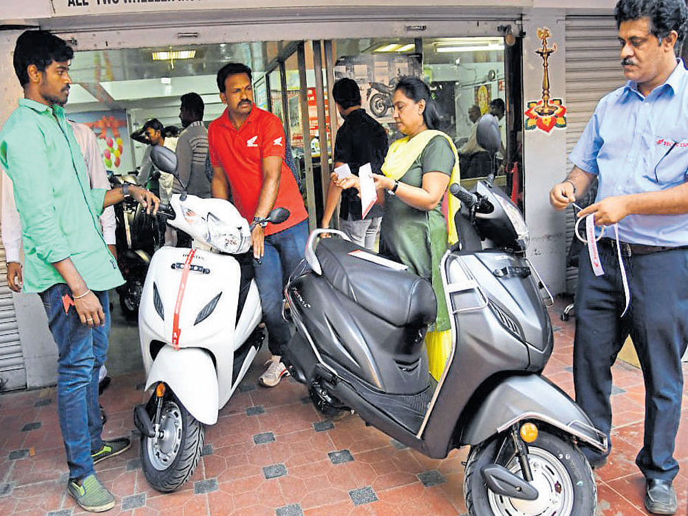 People rush to a showroom in Rajajinagar on Thursday to book vehicles that were sold on discount in lieu of the apex court ban on BS-III vehicles. DH PHOTO