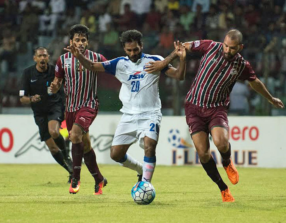 Keen tussle: BFC's Alwyn George (centre) attempts to get past Mohun Bagan players during their I-league tie. BFC Media