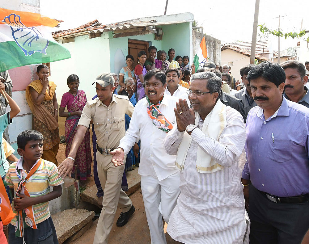 Chief Minister Siddaramaiah canvasses for Congress candidate Kalale Keshavamurthy (left) during a door-to-door campaign at Naviluru, Nanjangud, on Sunday. Dh Photo