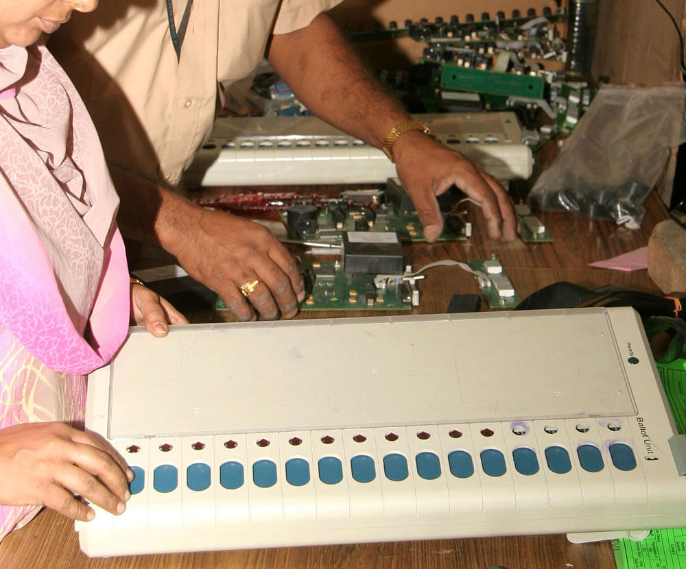 The device was linked to the EVM for a demonstration before mediapersons ahead of the bypoll in Ater Assembly constituency in Bhind district. DH File photo