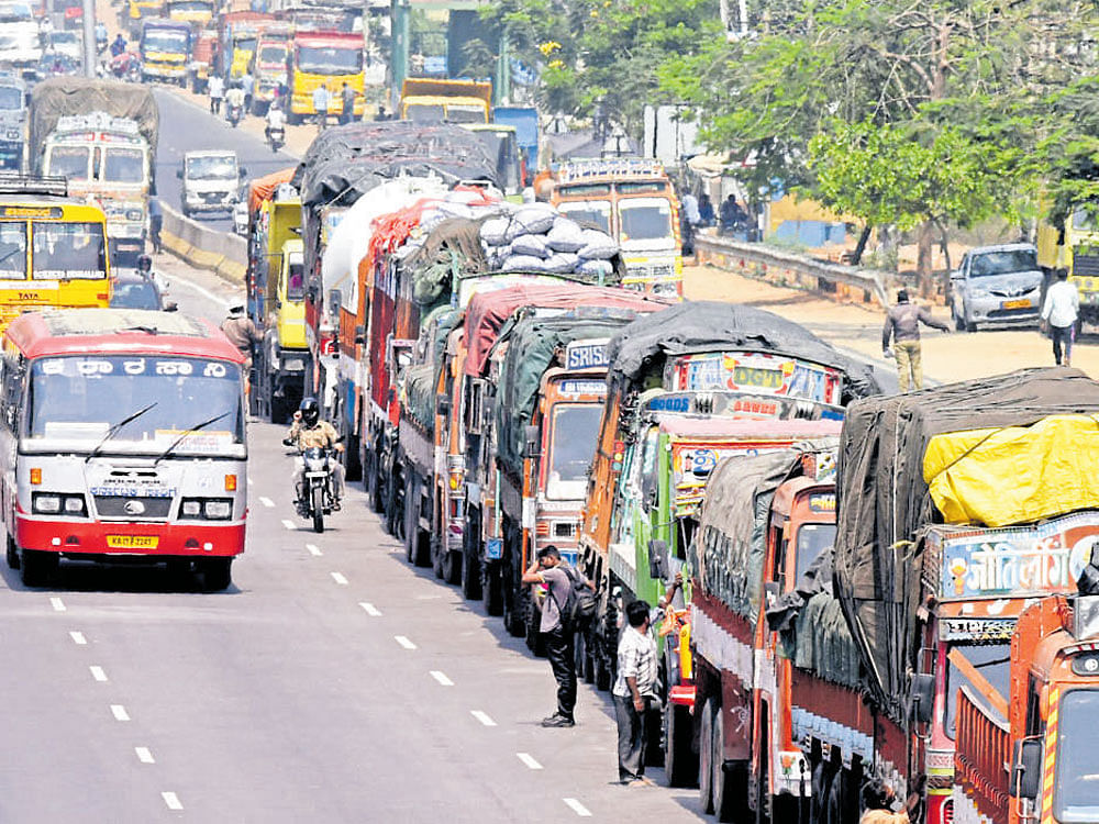 Trucks line up on Tumakuru Road (NH4) on the outskirts of Bengaluru on Tuesday. DH PHOTO