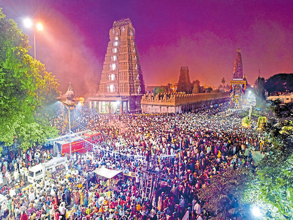 Thousands of devotees throng Srikanteshwara temple during the wee hours of Friday to participate in Panchamaharathotsava in Nanjangud. DH photo