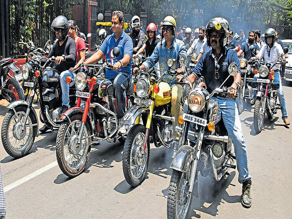 Members of Bangalore Jawa Yezdi Motorcycle Club and Jawa Nanna Jeeva celebrate the Limca feat on Saturday. DH photo