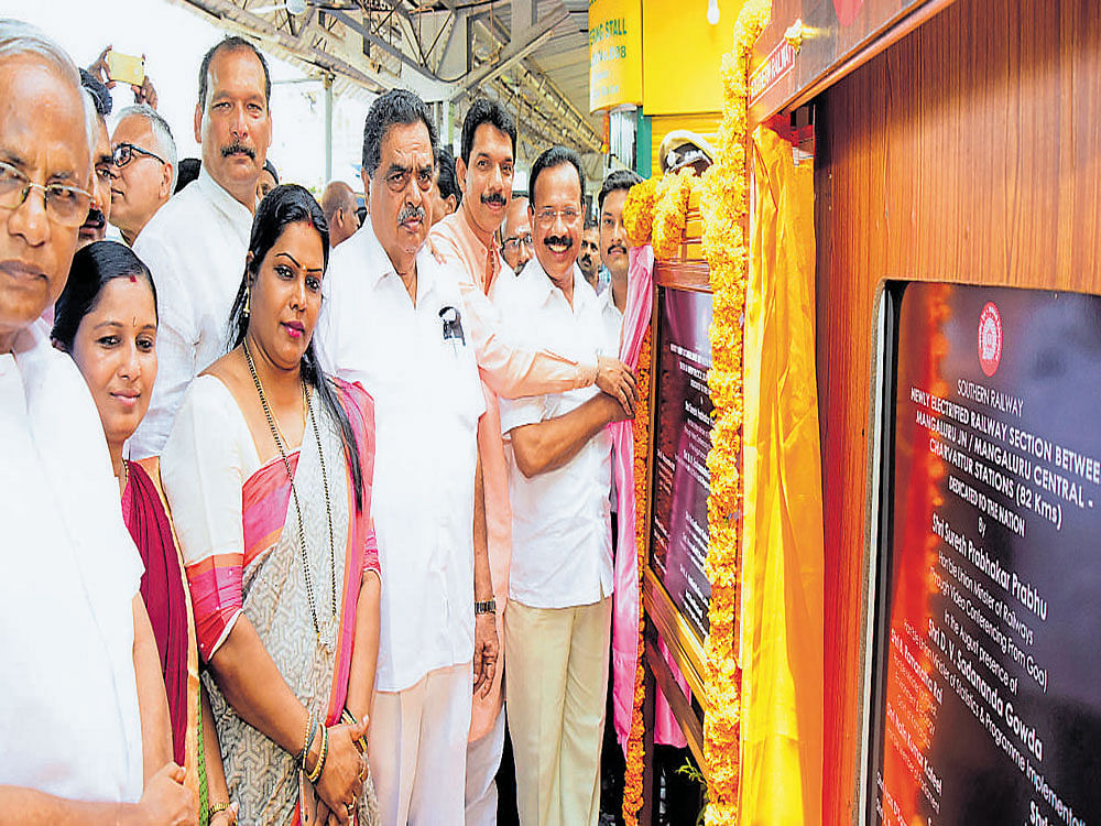 Union Statistics and Programme Implementation Minister D V Sadananda Gowda unveils a plaque during the inauguration of Kudla Express at Mangaluru Junction on Sunday. DH photo