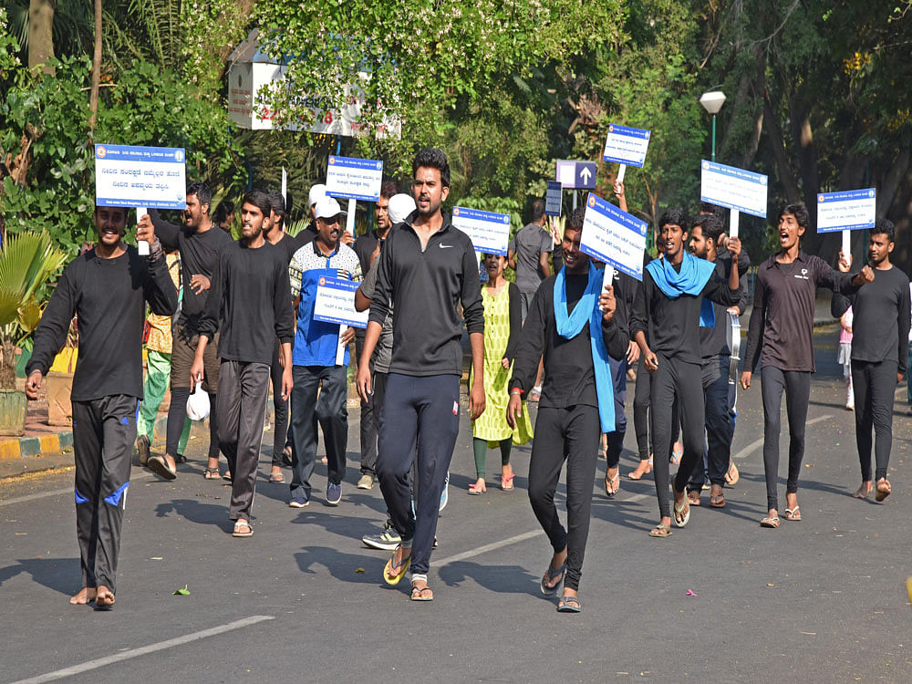 The volunteers also encouraged people to take part in the 'Bengaluru Water Warriors Challenge' at an awareness campaign in the city. Their aim is to inspire citizens to adopt simple water conservation measures such as fixing of leaking pipes and water tap aerators, carrying own water bottles, reuse of RO purifier runoff water among others as part of the BWW challenge. DH