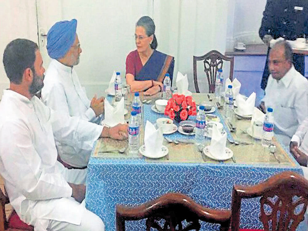 Former prime minister Manmohan Singh, Congress president Sonia Gandhi,Congress vice president Rahul Gandhi and Senior party leader A K Antony during a dinner in New Delhi on Tuesday. PTI