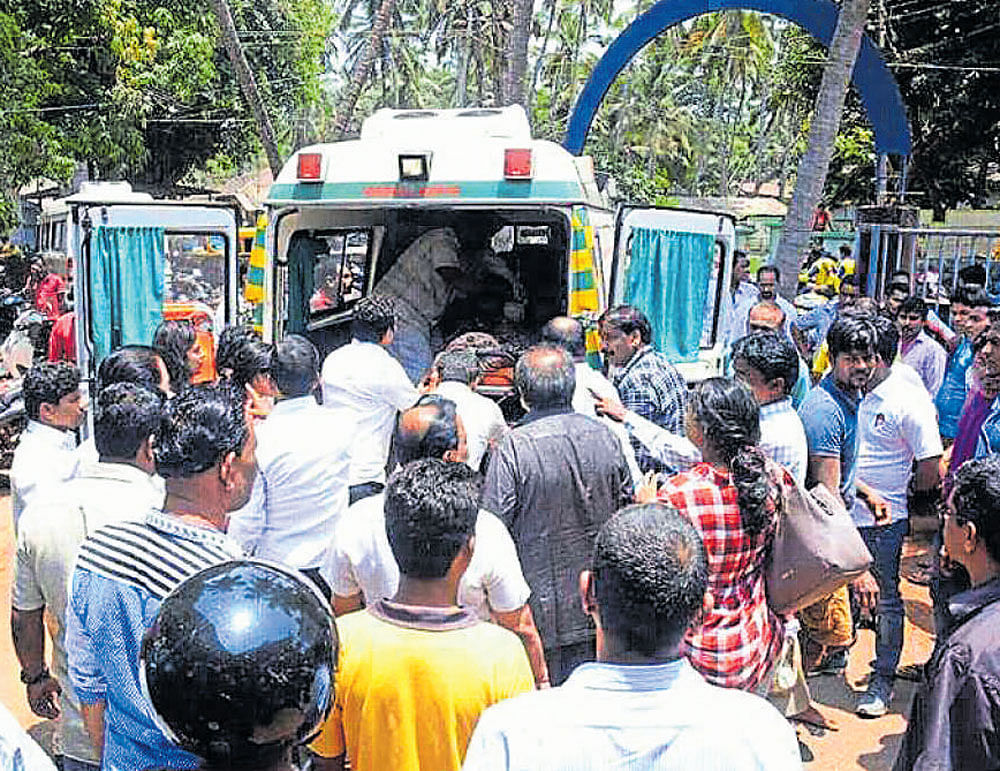 tragedy: Bodies are being taken for post-mortem at Malvan civil hospital in Sindhudurg district, Maharashtra. (Below) Local fishermen at Vayari beach in Malvan after they rescued the students and fished out the eight bodies. dh Photo