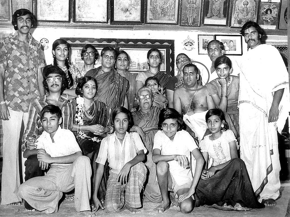 (Sitting, bottom row, from left) Sudhaker, Sumanth, Sanjay and Suchitra. (Sitting, middle row) Dhananjay, Vidya, the author's mother, the author and Surekha. (Standing, last row)&#8200;Subhash, Suneetha, Murali, Rukmani, Vijaya, Rita, Jayasree, C P Sarathy and Aravind.