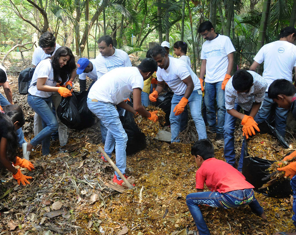 Members of Youth for Seva, Dell and Dell EMC Teams along with children on Wednesday cleaned the Cubbon Park, Bengaluru, at the give back to environment, as a lead up to day -2017.Photo/ Kotekar