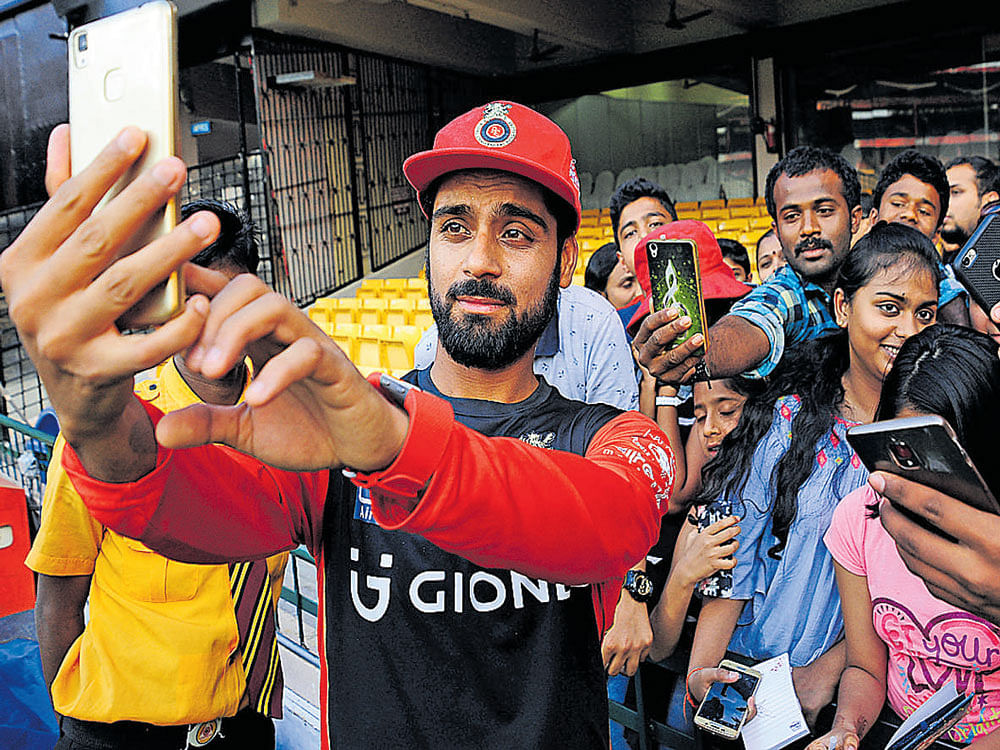 bowled over IPL matches provide a great opportunity for spectators to take selfies with their idols. (Above) RCB player Iqbal Abdulla with fans.