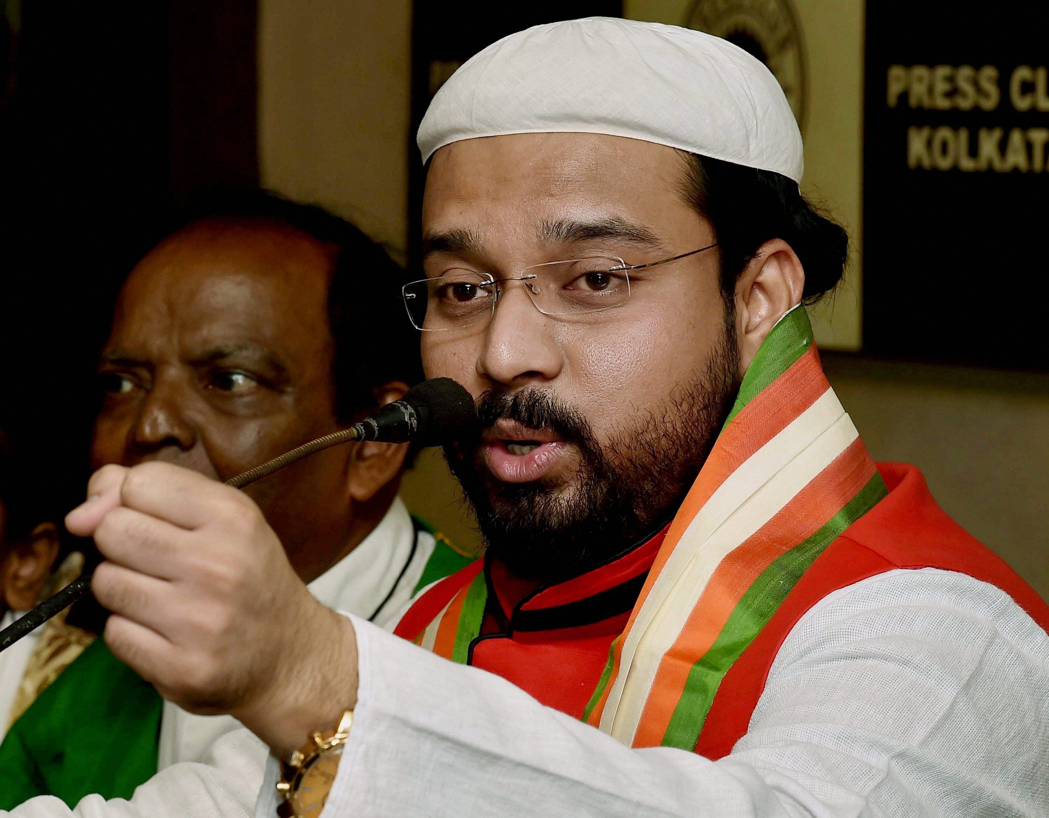 Muslim spiritual leader Syed Ateef Ali Al Quadri addressing press in Kolkata on Thursday to protest against singer Sonu Nigam's statement on Twitter against use of Loudspeakers for Azaan. PTI Photo