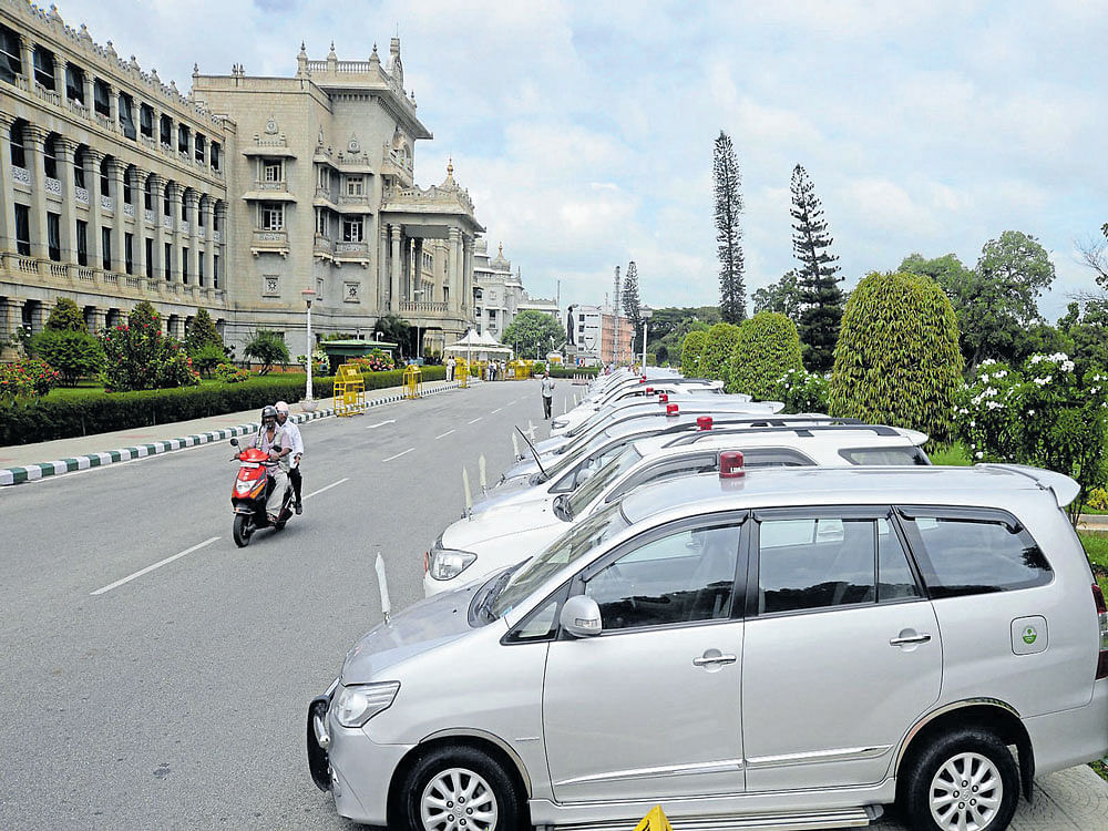 no privileges The decision to take off the red beacon lights from vehicles of government officials has been welcomed by the common man. DH PHOTO