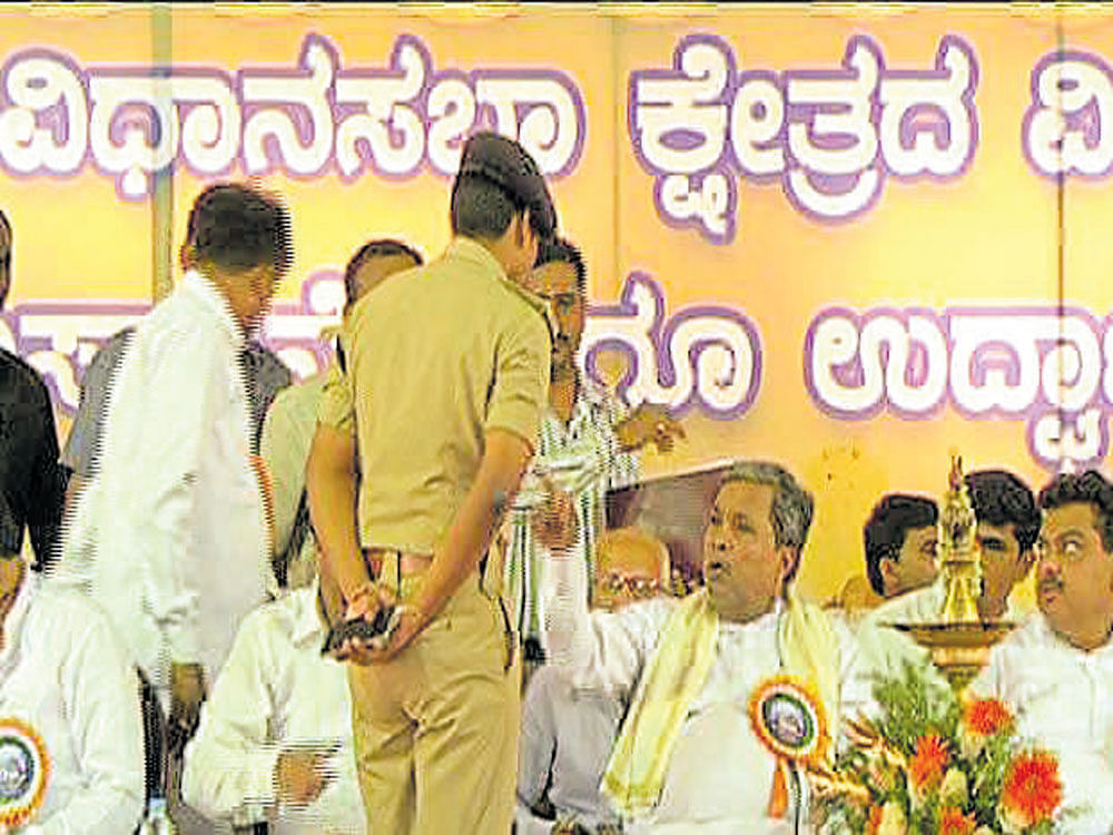 Chief Minister Siddaramaiah vents his anger at Mandya Superintendent of Police C&#8200;H Sudhir Kumar Reddy at a public event in Malavalli in Mandya district on Thursday. DH&#8200;Photo