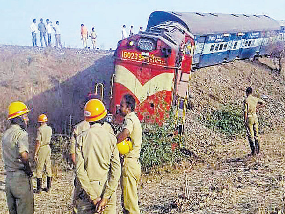 The Aurangabad-Hyderabad passenger train which derailed near Kalagapur in Bhalki taluk, Bidar, on Friday. DH Photo