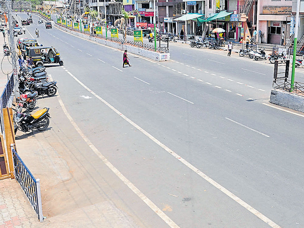 The Mahatma Gandhi Road in Vijayapura wears a deserted look as residents preferred  to stay indoors due to the scorching heat on Saturday afternoon.&#8200;DH Photo
