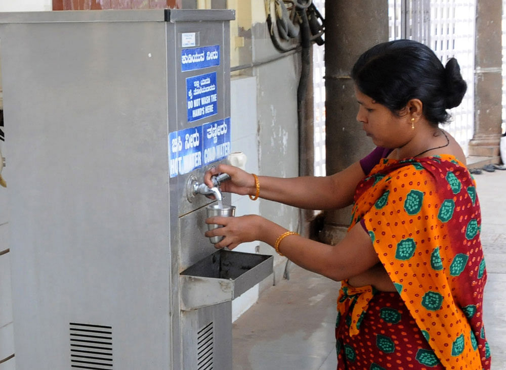 All eating joints and restaurants including coffee shops such as Barista Coffee, Starbucks, Cafe Coffee Day in Bengaluru have been asked to compulsorily instal water purifiers. DH file photo