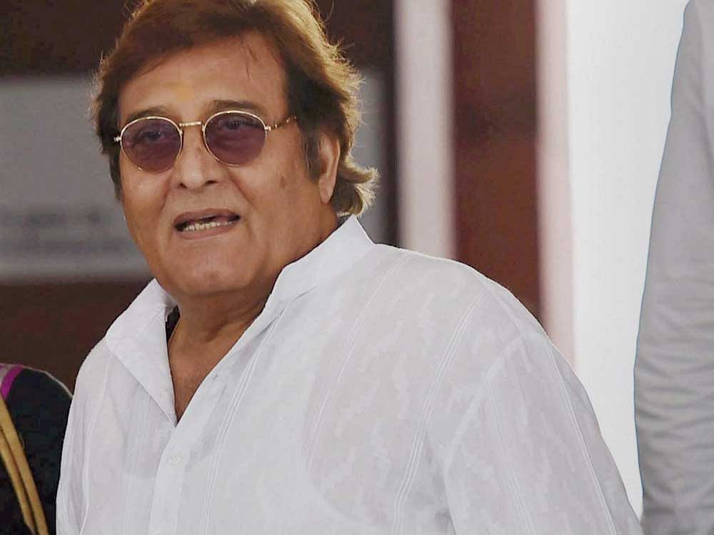 Vinod Khanna's friends and colleagues such as Rishi Kapoor, Rajinikanth, Lata Mangeshkar, Akshay Kumar and Sanjay Dutt paid tributes to the actor and called his death the end of an era. PTI Photo