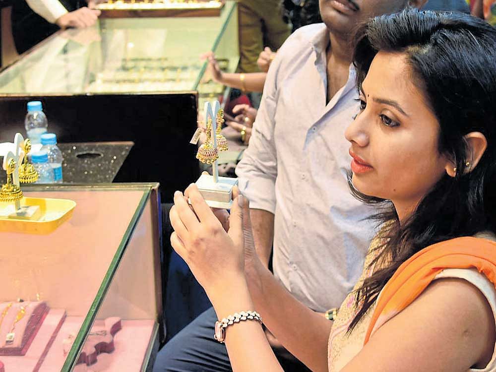TRADITIONAL Customers purchasing jewellery for 'Akshaya Tritiya'. DH PHOTOS BY B K JANARDHAN