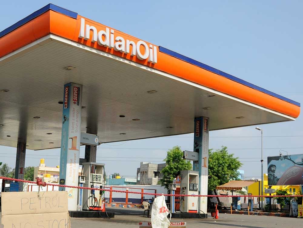 Several petrol pumps in Uttar Pradesh had been caught using electronic chips and remote controls to dispense a lower quantity of petrol and diesel to consumers. DH file photo