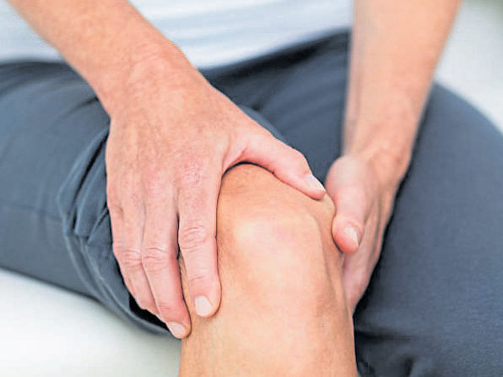 frequent grating, popping or cracking noises from the knee could be a sign of arthiritis. Photo for representation.