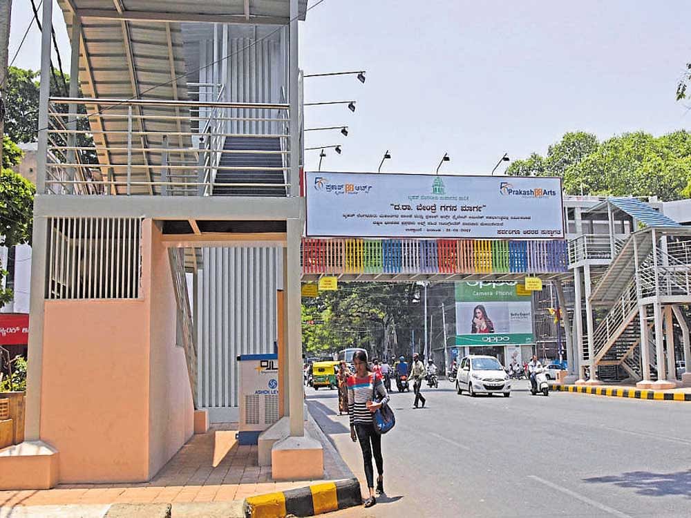 The recently built Da Ra Bendre skywalk in Jayanagar  III Block, touted by the BBMP as the finest in the city, also cuts into precious pedestrian space at the busy junction.