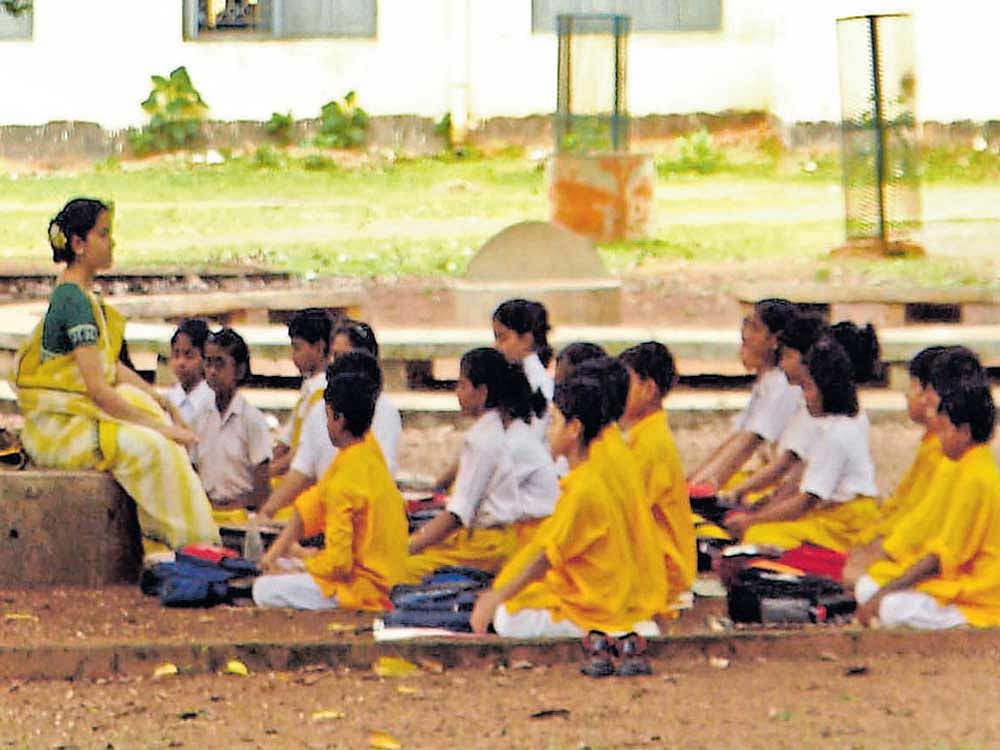 An ongoing class at Santiniketan in rural Bengal