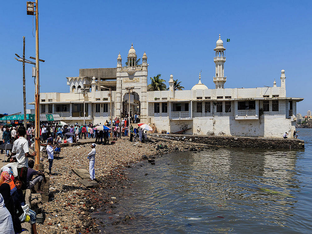 The Dargah is visited by people of many faiths, and is a landmark site in Mumbai. Photo credit: Wikipeida.