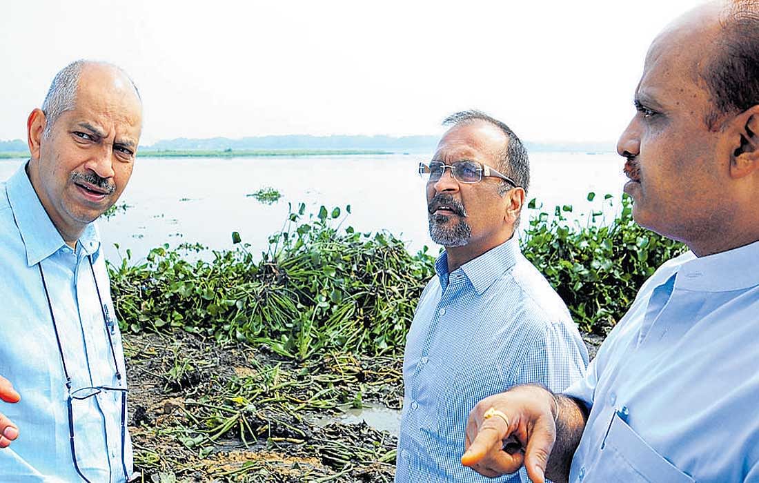 Additional chief secretary (Forests), P Ravikumar, additional chief secretary, (Urban Development) Mahendra Jain and BDA commissioner Rakesh Singh inspect the Bellandur lake on Tuesday. dh photo