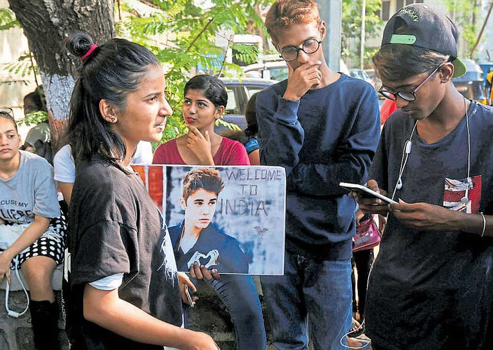 Fans of Canadian singer Justin Bieber wait for his arrival  outside the airport in Mumbai on Tuesday. REUTERS