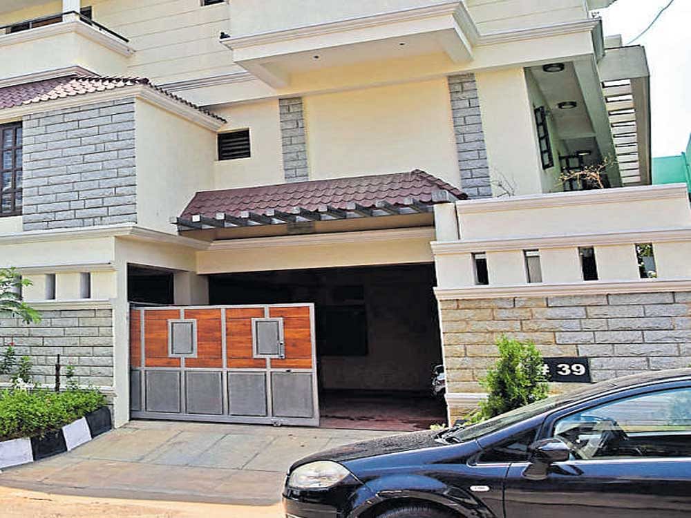 The house of BBMP Additional Commissioner (East Zone)  K C Yatish Kumar at Nagarbhavi in Bengaluru which was raided by ACB officials on Wednesday. DH&#8200;photo