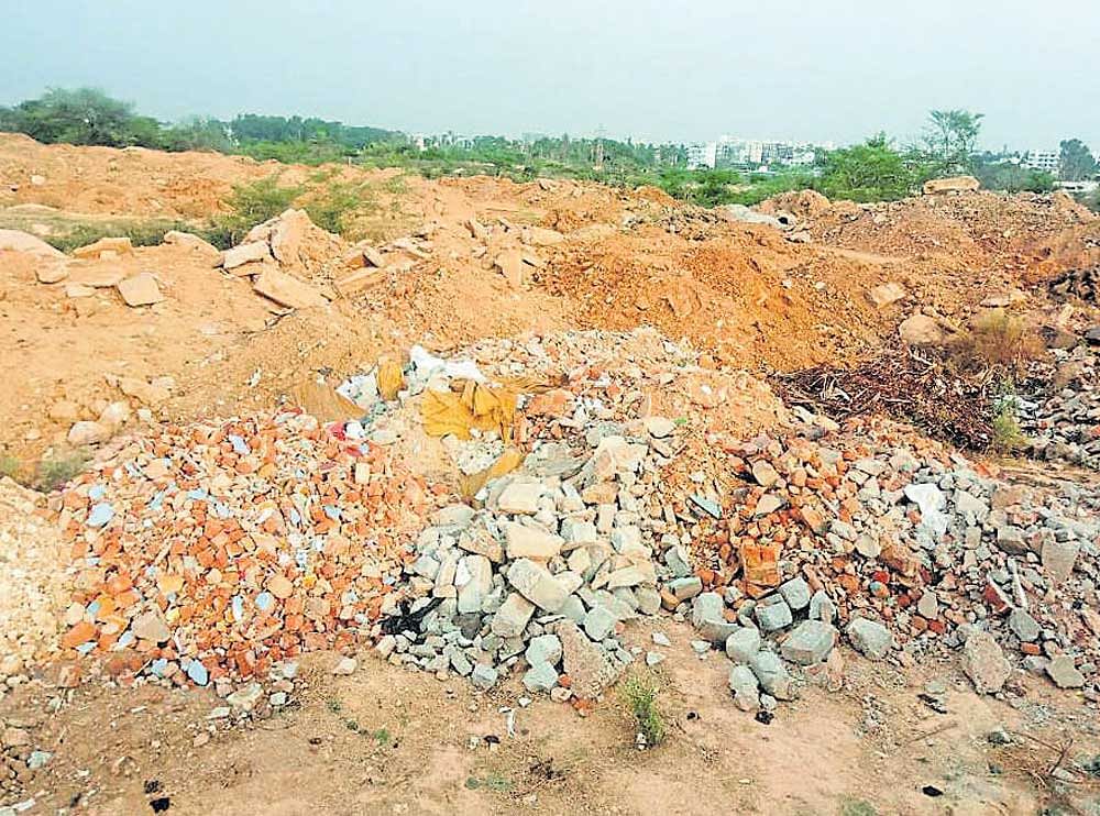 Site owners of Block 18, Byrathi Khane in Arkavathy Layout, are worried as garbage and construction debris are being dumped on their sites.