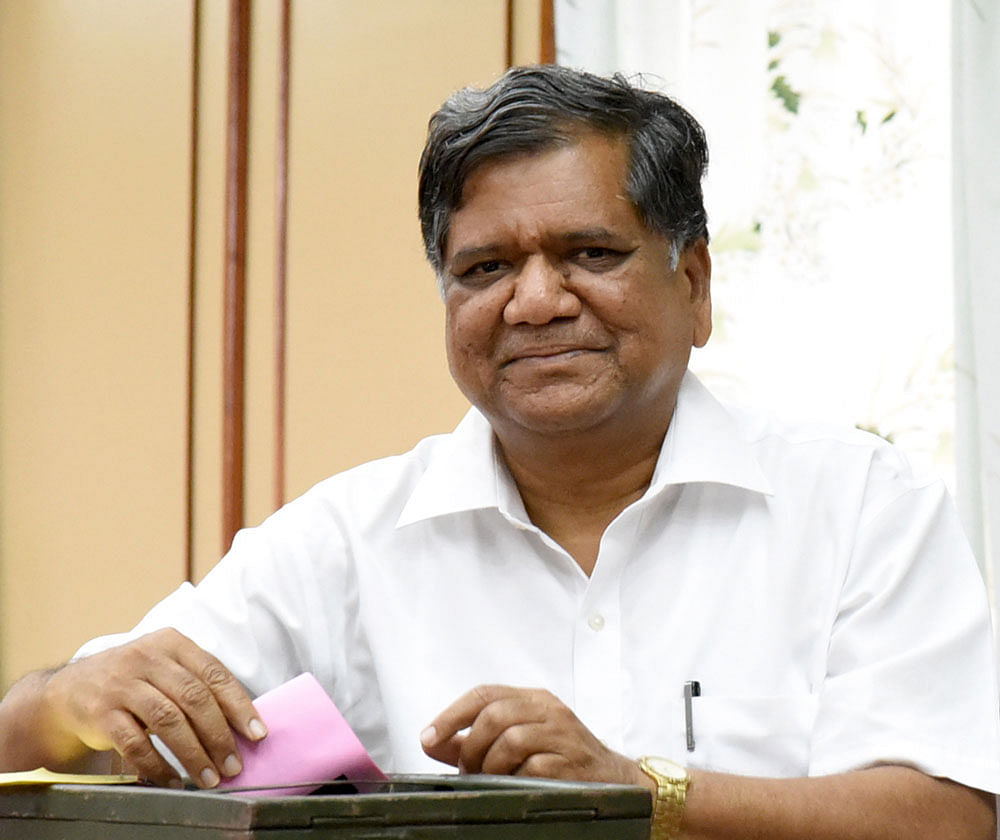 Jagadish Shettar accused the state government of not doing its job in the illegal mining case. file photo.