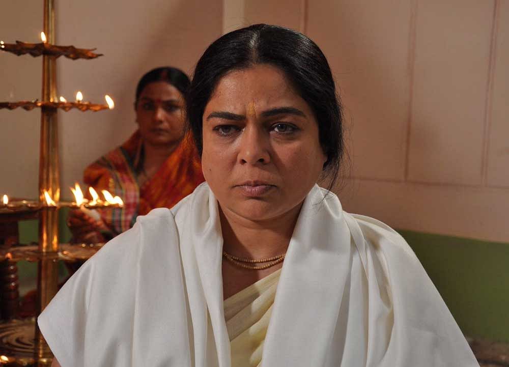 Bollywood took to Twitter to express condolences over the death of Reema Lagoo.