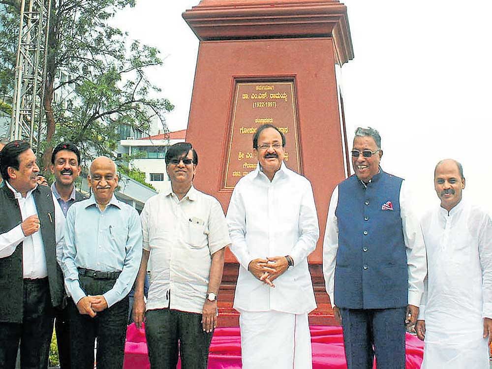 Union Minister for Housing Venkaiah Naidu after unveiling the statue of M S Ramaiah at M S Ramaiah Education campus in the city on Sunday. DH Photo