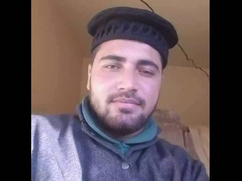 Kashmir cop who fled with rifles has joined Hizbul Mujahideen