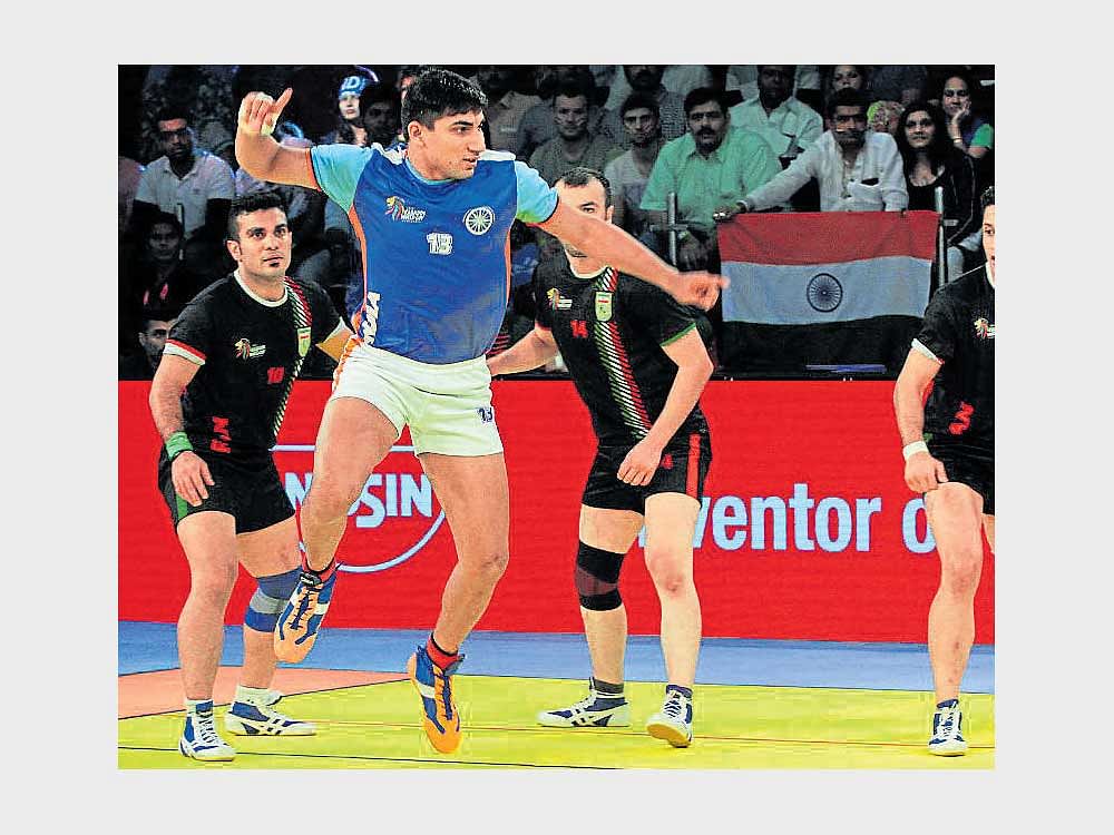 It's Raining money: Nitin Tomar emerged as the costliest buy of the 5th Pro Kabaddi League after Uttar Pradesh paid 93 lakhs to acquire his services.