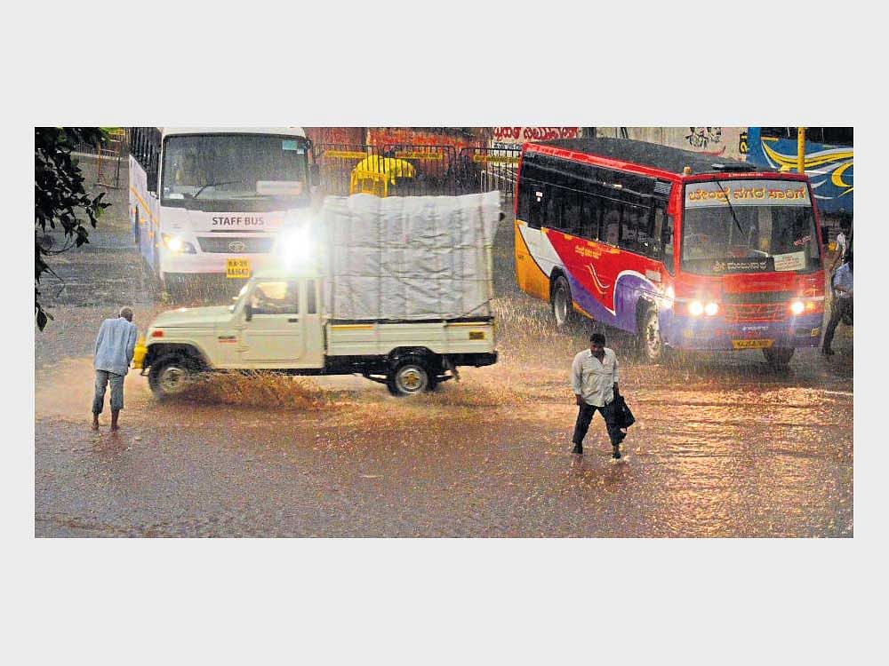 Traffic was badly affected in Dharwad following heavy rain on Tuesday. DH photo