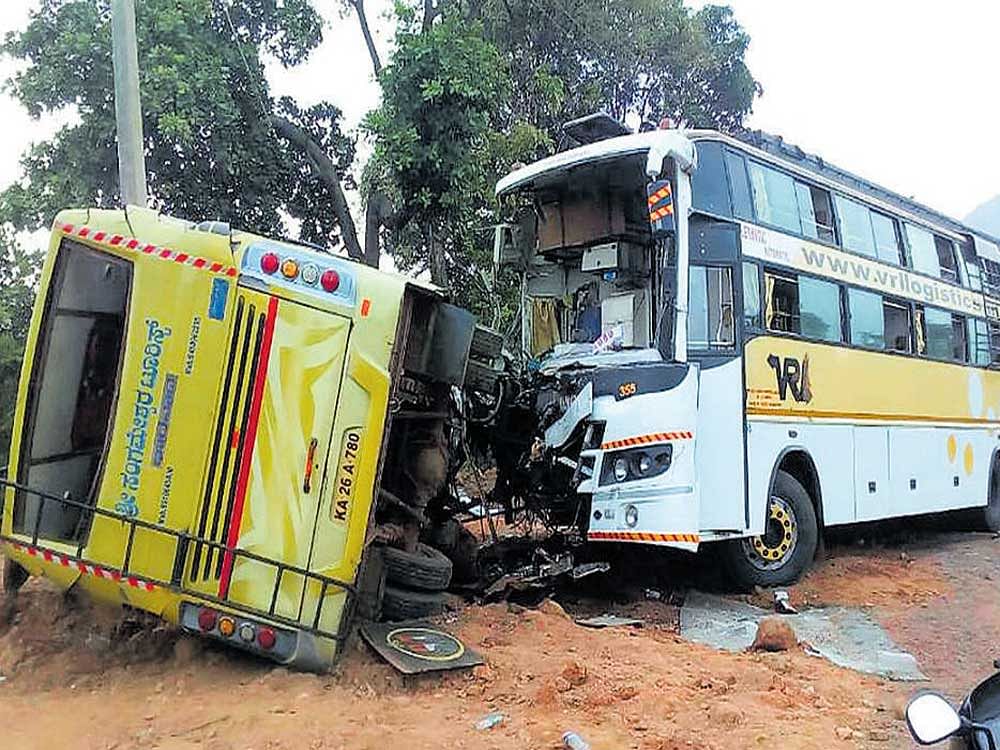 The vehicles that collided head-on at Anantawadi in Honnavar taluk, Uttara Kannada district, on Thursday. dh photo