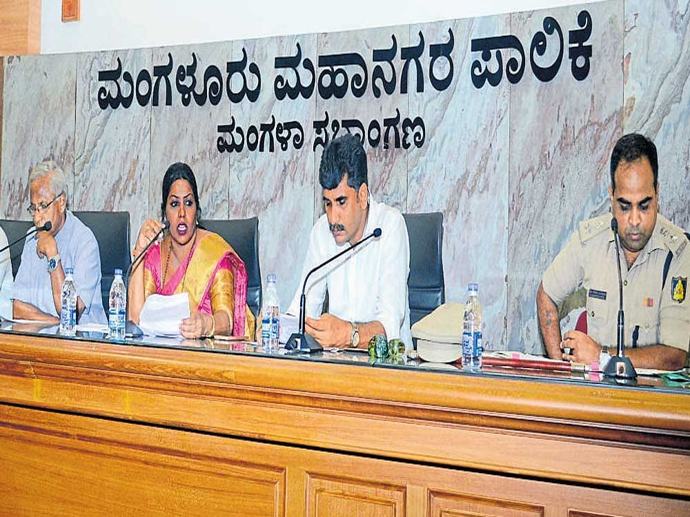 Mayor Kavitha Sanil makes a point a city corporation meeting convened to discuss traffic management in Mangaluru on Friday. Deputy Mayor Rajaneesh, MLA J R Lobo, Commissioner B A Nazir and DCP (Crime) Dr Sanjiv Patil look on. DH photo