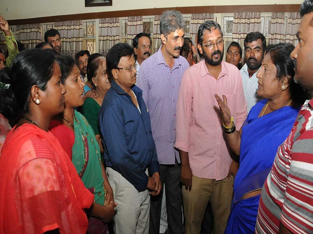 Mayor G Padmavathi interacting with street vendors in Bengaluru on Friday. DH photo
