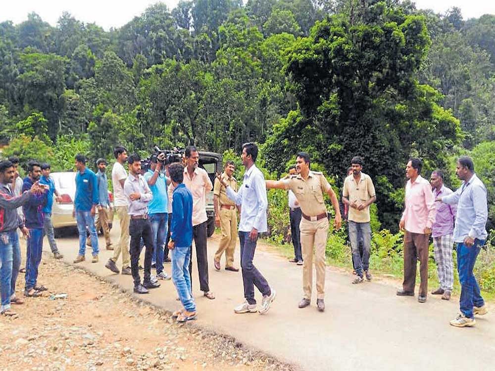 Police pacify villagers and jeep drivers during a protest at Devasthooru in Madikeri taluk. DH photo