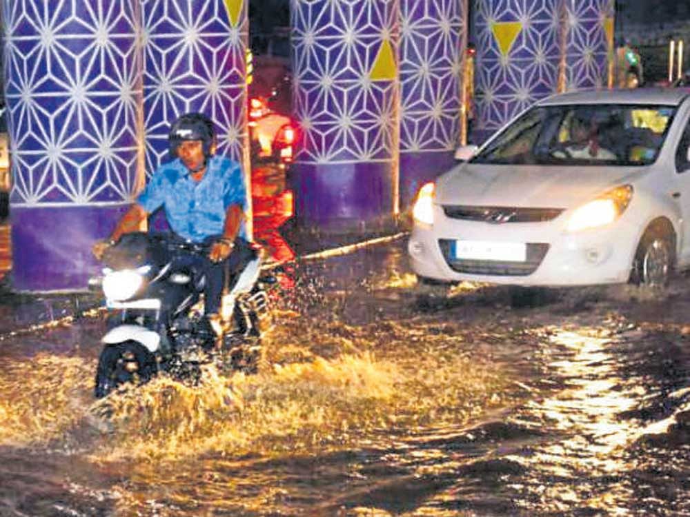 An inundated Palace Road proved to be a major hurdle for motorists. DH Photo/B H&#8200;Shivakumar