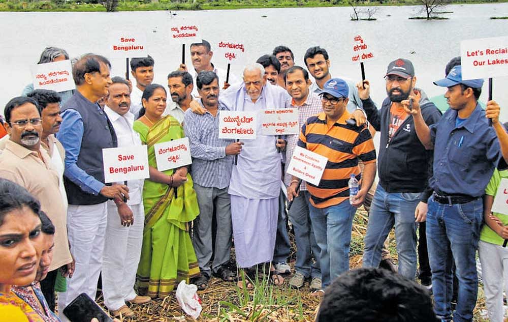 Citizen activists led by freedom fighter H S Doreswamy take part in lake initiative. DH image