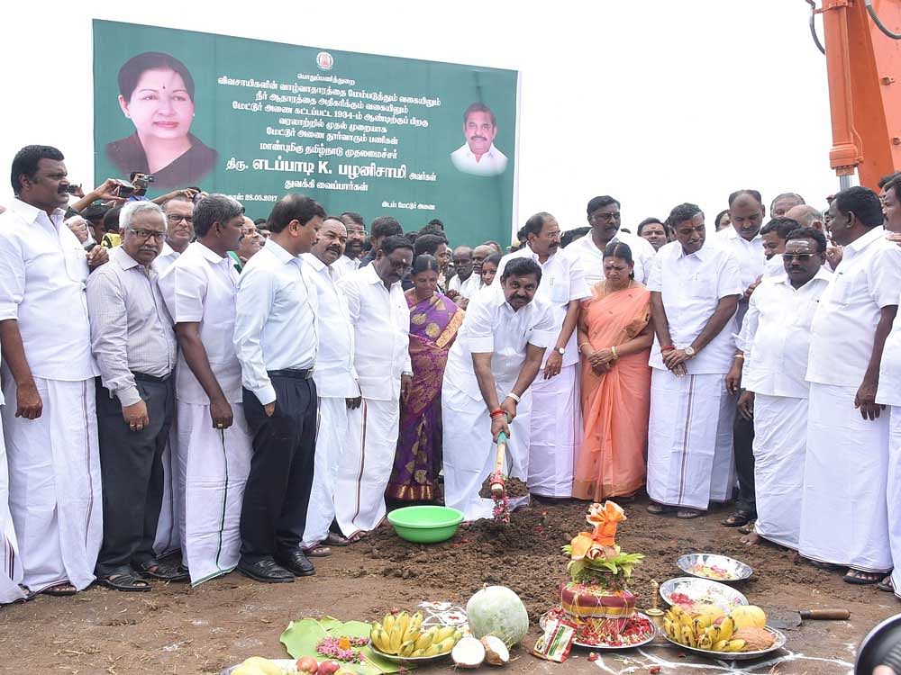 Tamil Nadu Chief Minister Edappadi K Palaniswami inaugurating the desilting work in Mettur dam. Deccan Herald photo