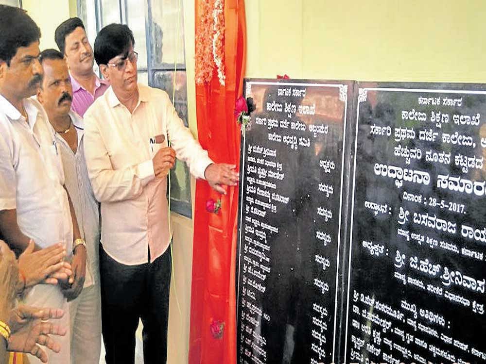 Higher Education Minister Basavaraj Rayareddy inaugurates the newly constructed building of Ajjampura Government First Grade College on Sunday. MLA G H Srinivas look on. DH photo
