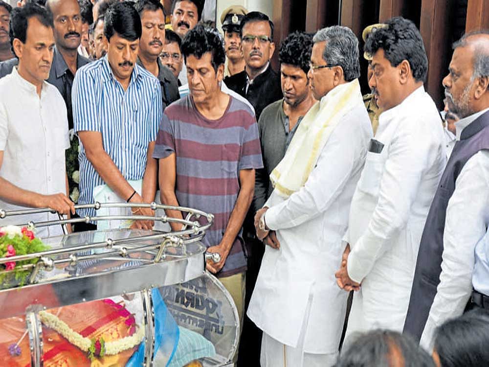 Chief Minister Siddaramaiah pays his last respects to Parvathamma Rajkumar at her residence in Sadashiv- anagar in Bengaluru on Wednesday. DH photo