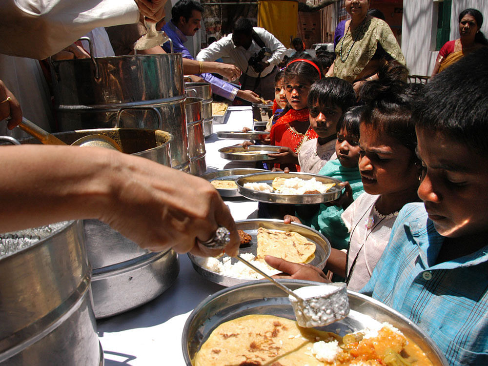 The Ministry of Human Resource Development has revised the midday meal scheme rules, stipulating that centralised kitchens can be set up to cater to the clusters of schools in rural areas that have good road connectivity. DH file photo
